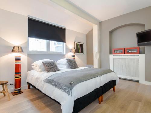 阿姆斯特丹阿姆斯特丹棕榈公寓酒店的一间卧室设有一张大床和大窗户