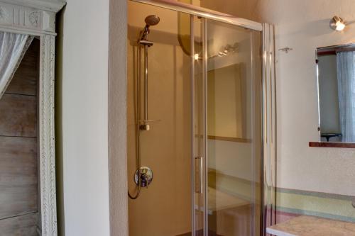 内伊韦狄蒙拉圣塞巴斯堤亚诺酒店的浴室里设有玻璃门淋浴