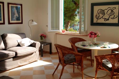 萨沃纳Darsena Apartments的客厅配有沙发和桌椅