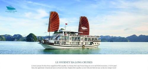 下龙湾Le Journey Luxury Cruise Lan Ha Bay的两艘大帆在水中航行的船