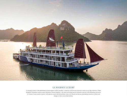 下龙湾Le Journey Luxury Cruise Lan Ha Bay的一艘船在水面上,背景是群山