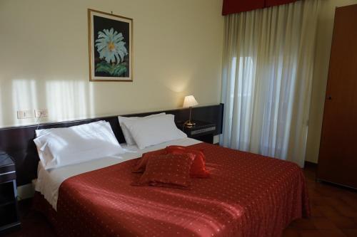 巴勒莫欧洲酒店的一间卧室配有一张带红色毯子的大床