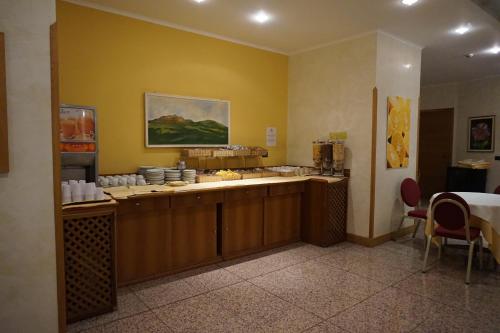 巴勒莫欧洲酒店的厨房配有柜台和桌椅