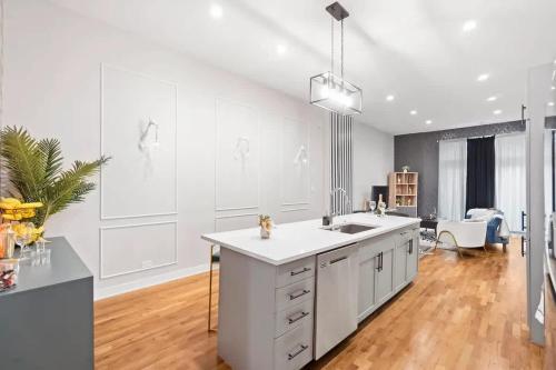 芝加哥2 BD 2 BA Bucktown Safari Flat的厨房配有白色橱柜和水槽