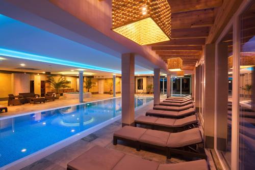 维谢格拉德洪提旅馆的一个带躺椅的游泳池和一间酒店