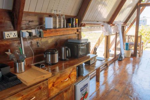 南威Unique A-Frame Cabin near to Nungwi Beach的厨房配有带微波炉的台面