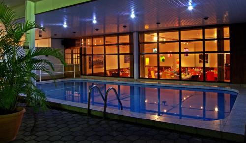 帕拉马里博黄金楚里酒店&赌场的夜间在房子前面的游泳池