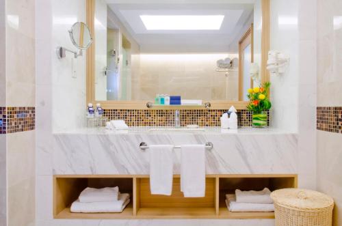 乔治市槟城皇家朱兰酒店的一间带水槽和大镜子的浴室