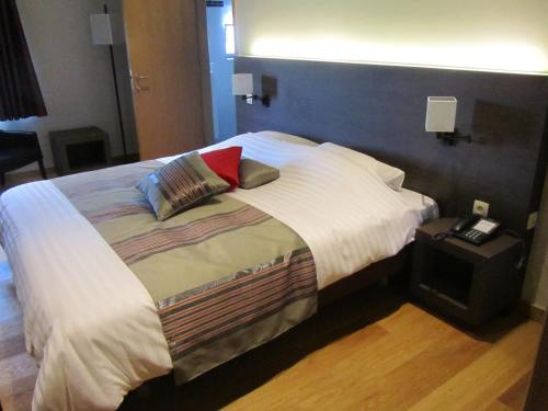 Vlezenbeek克莱恩尼德罗酒店的一间卧室配有一张大床和两个枕头