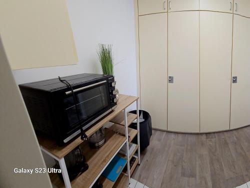 茨魏布肯Fully Equipped Apartment的一间客厅,配有一张桌子上放的电视