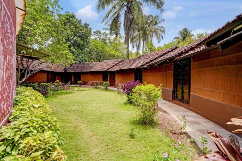 TalāsriPalette Palghar Irayos Resort Lifestyle Retreat的享有带庭院的房屋的外部景致