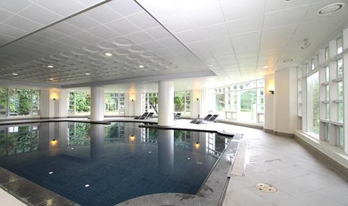 华城市拉菲多度假酒店的大型客房带窗户,设有大型游泳池
