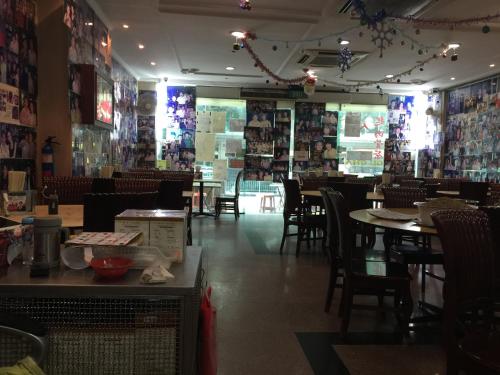 新加坡New Orchid Hotel的餐厅内带桌椅的用餐室