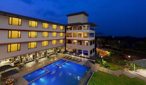 果阿旧城The Fern Kadamba Hotel And Spa的享有酒店空中美景,设有游泳池
