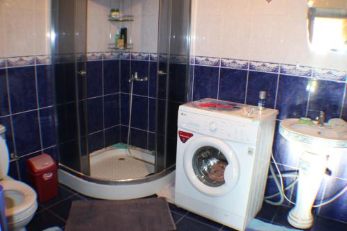 卡拉科尔Hostel Ilbirs的一间带洗衣机和卫生间的浴室