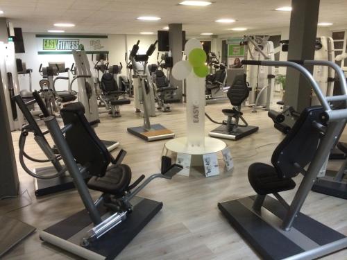 帕彭堡Parkhotel Papenburg的健身房设有跑步机和椭圆机