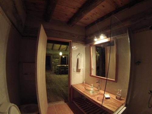 拉帕洛马Cabaña Navajuá的一间带水槽和镜子的浴室