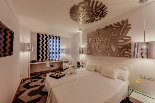 巴塞罗那埃文尼亚罗塞里奥酒店的卧室配有白色的床