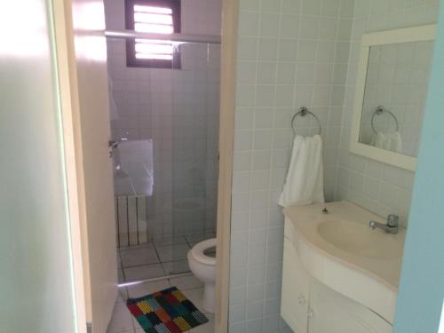 雅克南Ekoara Bangalos的浴室配有卫生间、淋浴和盥洗盆。