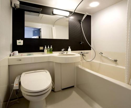 德岛德岛微笑酒店的浴室配有卫生间、盥洗盆和浴缸。