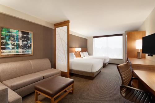阿默斯特纽约布法罗/阿默斯特凯悦嘉轩酒店的酒店客房,配有床和沙发