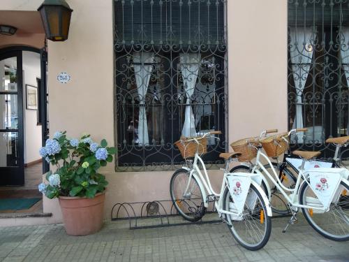 科洛尼亚-德尔萨克拉门托Posada de la Flor的停放在大楼前的两辆自行车