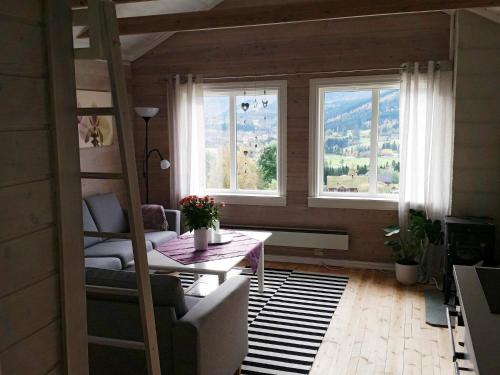 Ørstavik7 person holiday home in RSTA BRUNGOT的一间带双层床和2个窗户的客厅