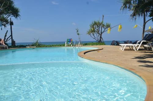 高兰Lanta Nice Beach Resort - SHA Extra Plus的毗邻大海的大型游泳池
