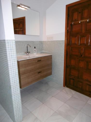 卡沃内拉斯Casa Ana的一间带水槽、镜子和门的浴室