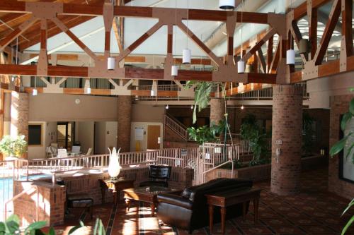 圣乔治圣乔治会议中心红狮酒店 的大楼内一个带沙发和桌子的大堂