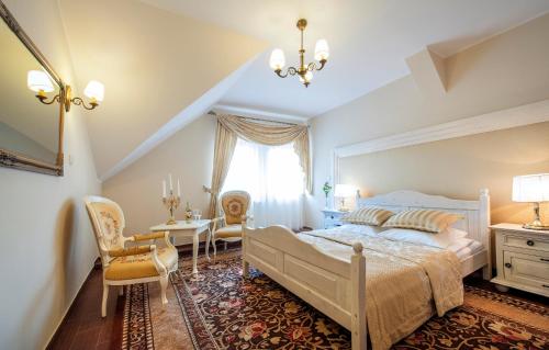 比亚韦斯托克Hotel POD HERBEM -POKOJE OZONOWANE的卧室配有一张床和一张桌子及椅子