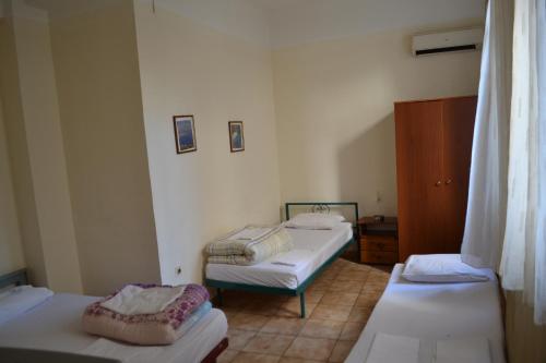 雅典阿尔戈酒店的小房间设有两张床和橱柜