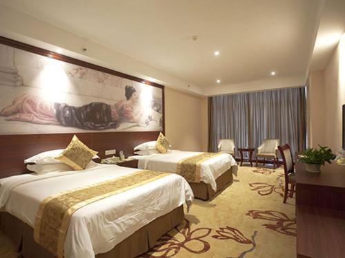杭州维也纳酒店杭州半山石桥路店的酒店客房设有两张床,墙上挂着一幅大画。