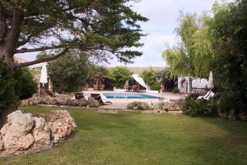 圣克莱蒙大玛塔尼农场酒店的一个带游泳池和树的庭院