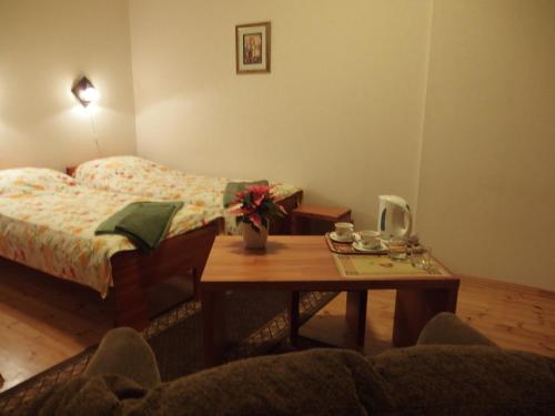 斯伽尔达公园宾馆的一间卧室配有一张床和一张木桌及桌子