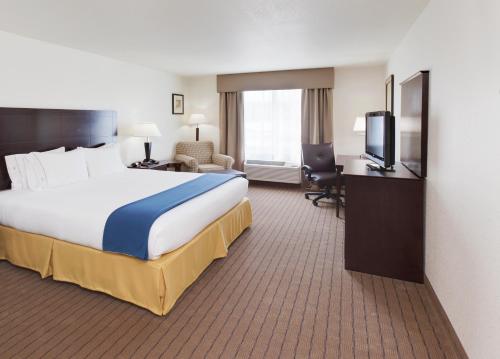 Gretna奥马哈I80州际公路智选假日酒店的酒店客房设有一张大床和一台电视。