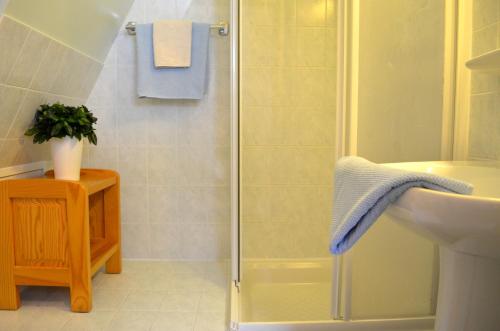 Oz奥博吉拉库酒店的浴室里设有玻璃门淋浴