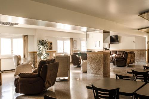 里波尔La Trobada Hotel Sport的客厅配有椅子、桌子和沙发