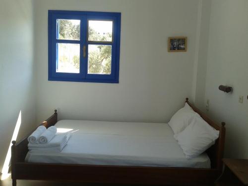 卡米拉日PanoramaKamil的一间小卧室,配有一张带窗户的床