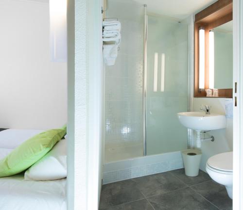卢瓦尔河畔圣塞巴斯蒂安南特圣 - 塞巴斯蒂安 - 卢瓦尔河畔钟楼酒店的带淋浴、卫生间和盥洗盆的浴室