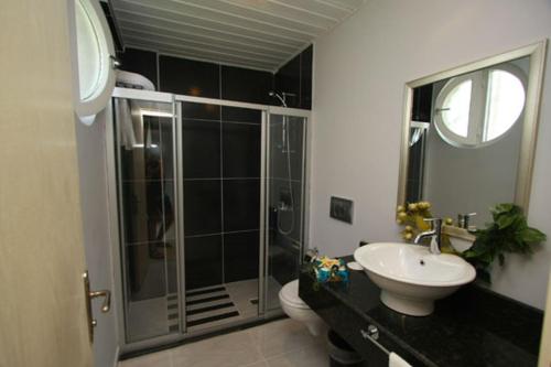 费特希耶内华达水疗酒店的带淋浴、卫生间和盥洗盆的浴室