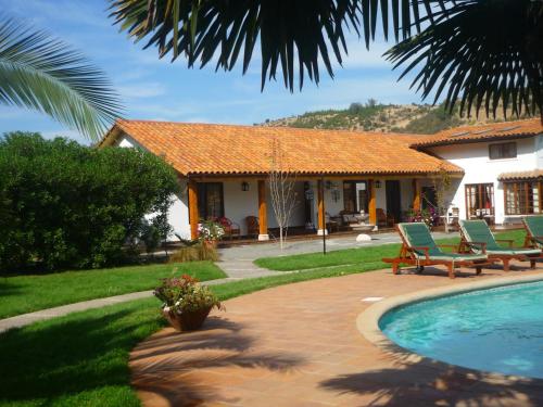 圣克鲁兹Hotel Boutique Solaz Bella Vista de Colchagua的房屋前有游泳池的房子