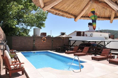 维拉卡洛斯帕兹米拉多尔代拉斯山脉酒店的屋顶上带椅子和鹦鹉的游泳池