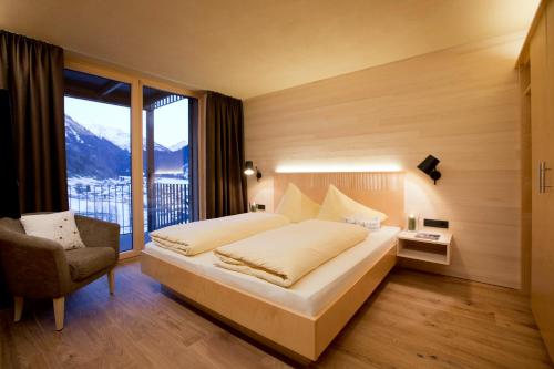 施科佩尔瑙n公寓酒店的一间卧室设有一张床和一个大窗户