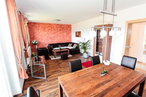 圣卡尼兹美景舒适公寓的客厅配有木桌和沙发