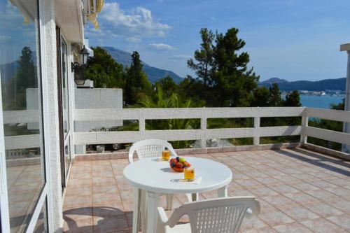 巴尔Apartment Zeleny Pojas的享有水景的庭院配有白色桌椅