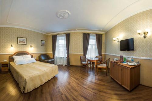 圣彼得堡果戈里之家酒店的酒店客房配有一张床铺和一张桌子。