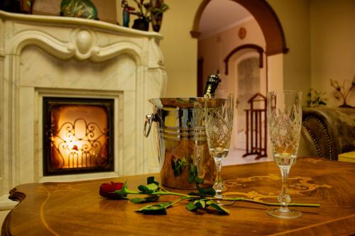 布达佩斯疗养别墅的一张桌子,配有两杯香槟酒和壁炉