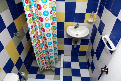 圣安德烈斯圣安德烈斯布鲁阿蒙德旅舍的浴室配有淋浴帘和盥洗盆。