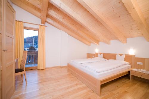 布列瑟农Der Mittermoar的一间卧室设有一张床和一个大窗户